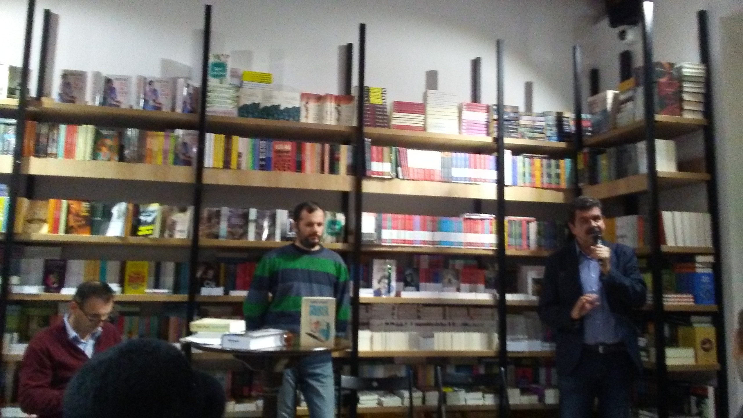 15 decembrie, ora 18 trecute fix... Seară magică... La adăpost de ninsoarea de afară,(te uită cum ninge decemvrie...), în recent inaugurata librărie, se lansează Transparența,ma